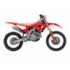 Suzuki crossmotor op een modderige baan met rijders in actie.