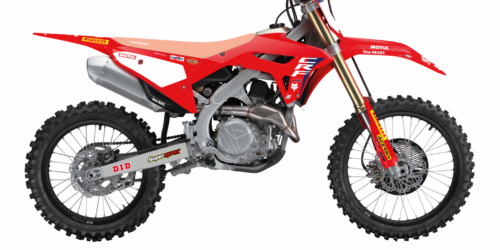 Suzuki crossmotor op een modderige baan met rijders in actie.