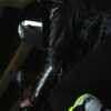 Een motorcrosser met Alpinestars Tech 10 laarzen, handschoenen en helm racet over een stoffig parcours.