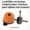 Close-up van een schone luchtfilter en krukas gemonteerd in een crossmotor, klaar voor de volgende MX-wedstrijd.