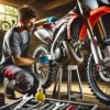 Crossmotor onderhoud – een rijder controleert de ketting en smeert de onderdelen in voor een optimale prestatie op de baan.