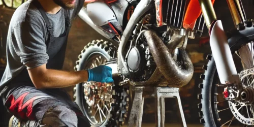 Crossmotor onderhoud – een rijder controleert de ketting en smeert de onderdelen in voor een optimale prestatie op de baan.