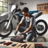Elektrische crossmotor in onderhoud - een monteur controleert de accu en bedrading voor optimale prestaties.