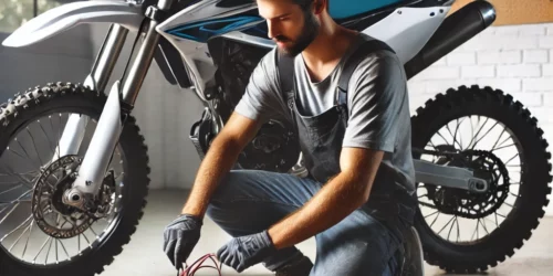 Elektrische crossmotor in onderhoud - een monteur controleert de accu en bedrading voor optimale prestaties.