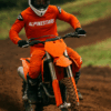 Een motorcrosser met Arai crosshelm en volledige Alpinestars uitrusting in actie op een modderige baan
