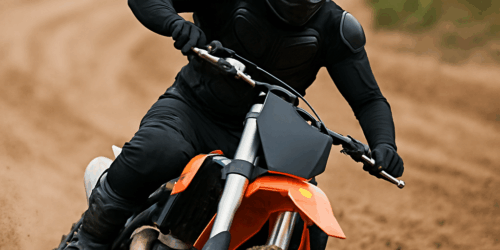 Een motorcrosser in volledig gear, inclusief zwarte bodyprotector en helm, rijdt door een bocht op een zanderig circuit