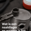 Een naaldlager wordt gemonteerd in een zuigerpenopening van een 2-takt crossmotor, met vet en precisietang op de achtergrond in een werkplaatsomgeving