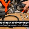 Een monteur vervangt een koppelingskabel op een crossmotor terwijl de hendel open ligt, met gereedschap en nieuwe kabel zichtbaar op de achtergrond