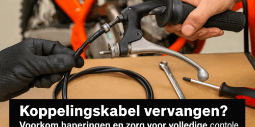 Een monteur vervangt een koppelingskabel op een crossmotor terwijl de hendel open ligt, met gereedschap en nieuwe kabel zichtbaar op de achtergrond