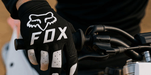 Motocross rijder met Fox Racing handschoenen op crossmotor – grip en stijl gecombineerd
