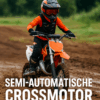 Een jonge rijder op een semi-automatische crossmotor rijdt over een modderige baan, met helm, bril en beschermende kleding in fel oranje en zwart