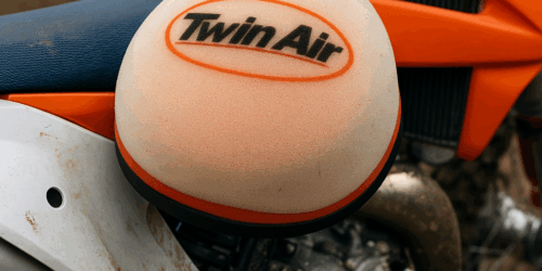 Twin Air luchtfilter gemonteerd op een crossmotor tijdens modderige rit
