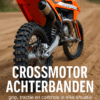 Crossmotor met nieuwe achterband op zandcircuit – profiel in detail zichtbaar