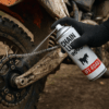 Crossmotor in onderhoud met focus op ketting en kettingspray – smeren na een modderige rit