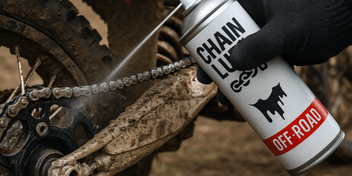 Crossmotor in onderhoud met focus op ketting en kettingspray – smeren na een modderige rit